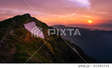 (群馬県)御来光と山並み・谷川岳展望 (群馬県)御来光と山並み・谷川岳展望 91585235