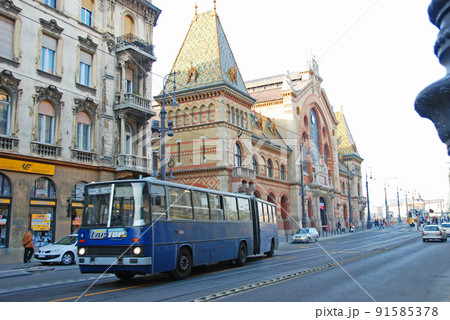 ハンガリー ブダペスト 世界遺産 朝日を受けるブダペスト中央市場 ハンガリー ブダペスト 世界遺産 朝日を受けるブダペスト中央市場 91585378