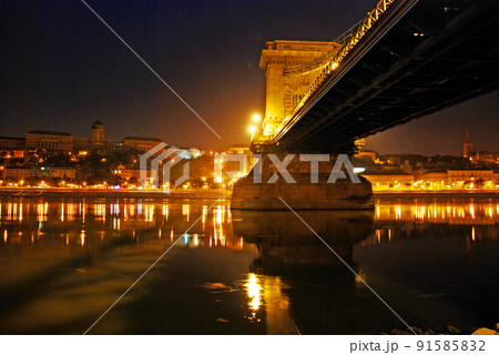 ハンガリー　ブダペスト　世界遺産　ドナウ川　ペスト地区河岸　セーチェーニ鎖橋　ブダ城の夜景 91585832