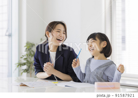 塾で学習をする小学生 女の子 勉強 91587921