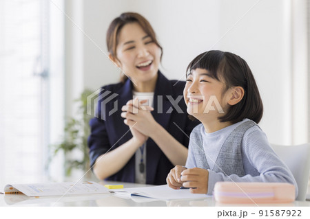 塾で学習をする小学生 女の子 勉強 91587922