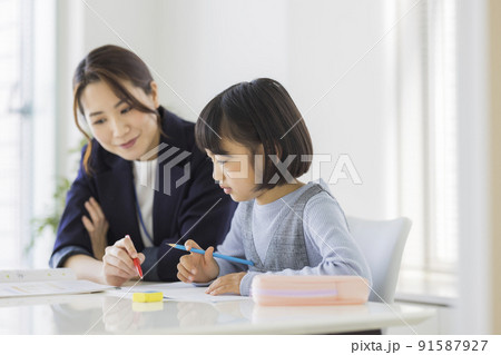 塾で学習をする小学生 女の子 勉強 91587927