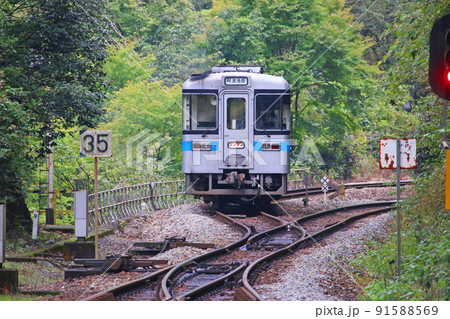 坪尻駅に入線する下り列車 91588569