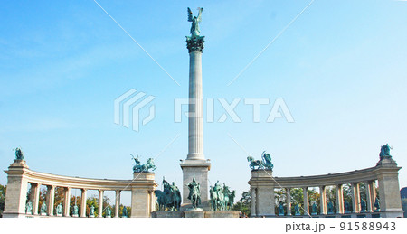 ハンガリー　ブダペスト　世界遺産　英雄広場　建国記念広場　天使ガブリエルと英雄像 91588943