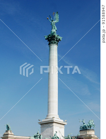ハンガリー　ブダペスト　世界遺産　英雄広場　建国記念広場　天使ガブリエルの円柱 91588947