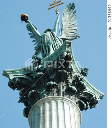 ハンガリー　ブダペスト　世界遺産　英雄広場　建国記念広場　天使ガブリエル 91588949