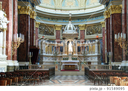 ハンガリーの初代国王・イシュトヴァーンを祭る大聖堂。カトリック教会のバジリカ。正面に二つの鐘楼がある ハンガリーの初代国王・イシュトヴァーンを祭る大聖堂。カトリック教会のバジリカ。正面に二つの鐘楼がある 91589095