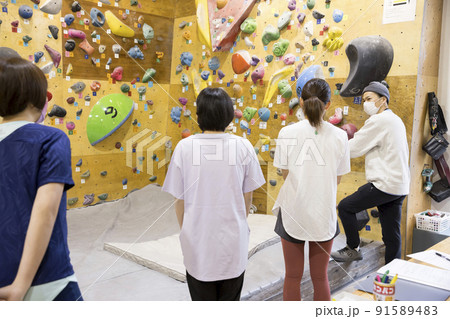 ボルダリングの説明をするインストラクター　体験入学 91589483