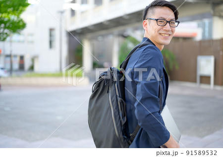 振り返る男性　ポートレート　ビジネス　学生 91589532