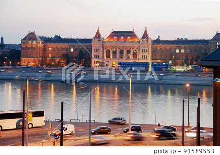 ハンガリー　ブダペスト　世界遺産　ブダ地区に建つブダペスト工科経済大学 91589553