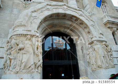 ハンガリー　ブダペスト　世界遺産　リバティ橋のたもとのゲッレールト温泉の入り口 91589554