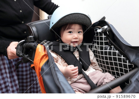 ママと電動自転車に乗る1歳の女の子 ママと電動自転車に乗る1歳の女の子 91589670