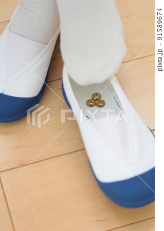 上履きに仕掛けられた画鋲と女の子の足 91589674