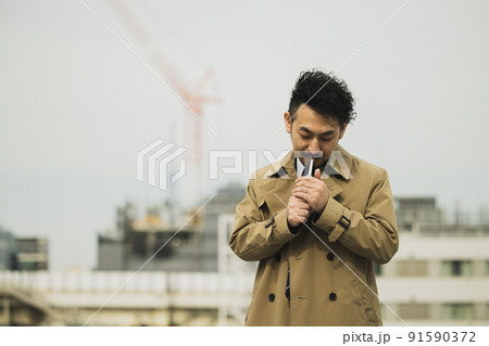 刑事ドラマっぽいトレンチコートの髭の人 刑事ドラマっぽいトレンチコートの髭の人 91590372