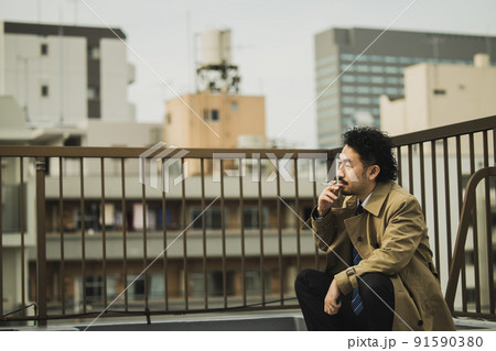 刑事ドラマっぽいトレンチコートの髭の人 91590380