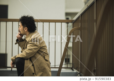 刑事ドラマっぽいトレンチコートの髭の人 刑事ドラマっぽいトレンチコートの髭の人 91590383