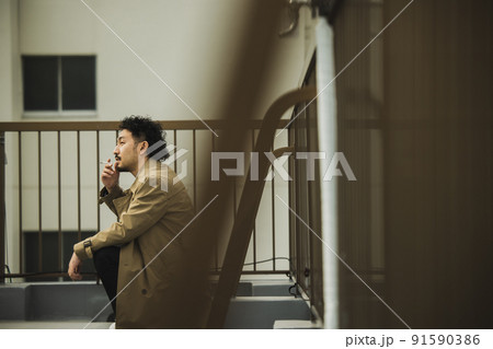 刑事ドラマっぽいトレンチコートの髭の人 91590386