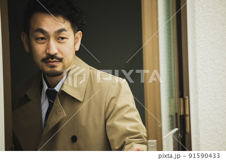 刑事ドラマっぽいトレンチコートの髭の人 刑事ドラマっぽいトレンチコートの髭の人 91590433