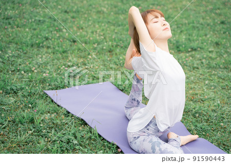 パークヨガ　半分の鳩のポーズ 91590443