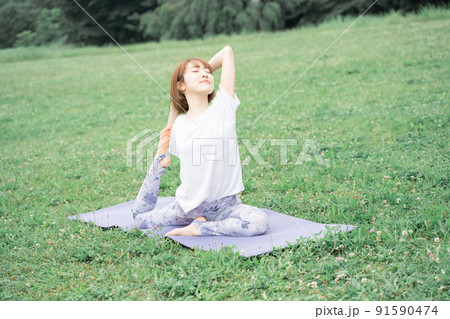 パークヨガ　半分の鳩のポーズ 91590474