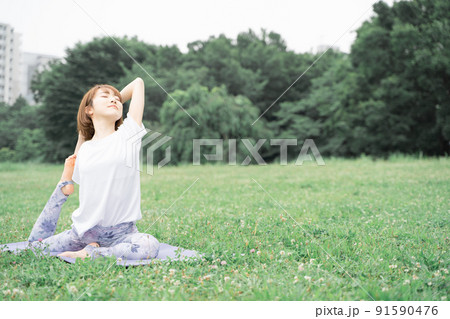 パークヨガ　半分の鳩のポーズ 91590476