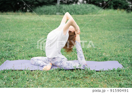 パークヨガ　半分の鳩のポーズ 91590491