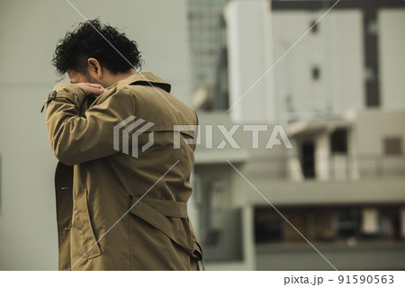 刑事ドラマっぽいトレンチコートの髭の人 91590563