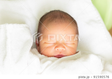 ベッドで眠る赤ちゃん　新生児 91590576