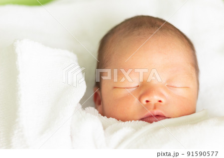 ベッドで眠る赤ちゃん 新生児 ベッドで眠る赤ちゃん 新生児 91590577