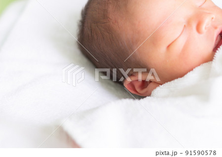 ベッドで眠る赤ちゃん 新生児 ベッドで眠る赤ちゃん 新生児 91590578
