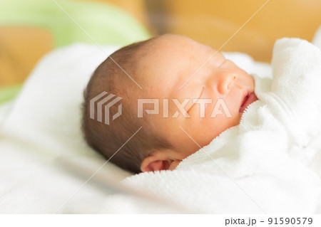 ベッドで眠る赤ちゃん 新生児 ベッドで眠る赤ちゃん 新生児 91590579