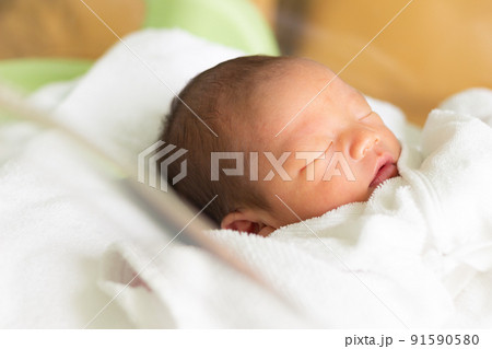 ベッドで眠る赤ちゃん 新生児 ベッドで眠る赤ちゃん 新生児 91590580
