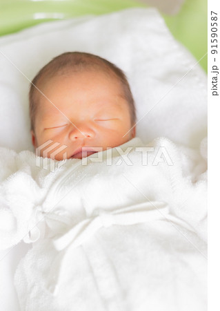 ベッドで眠る赤ちゃん　新生児 91590587