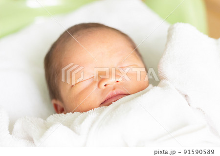 ベッドで眠る赤ちゃん　新生児 91590589