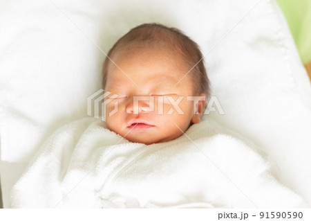 ベッドで眠る赤ちゃん 新生児 ベッドで眠る赤ちゃん 新生児 91590590