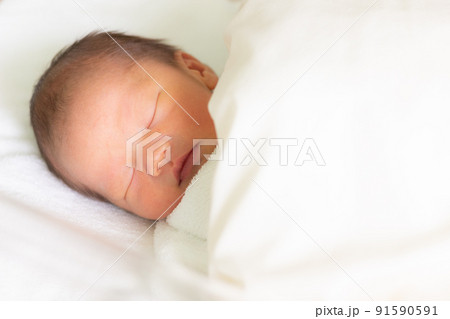 ベッドで眠る赤ちゃん　新生児 91590591