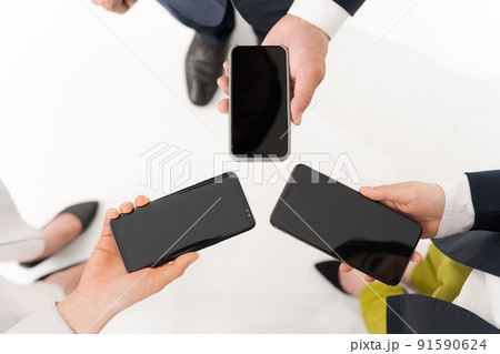 スマートフォン　通信　手元 91590624