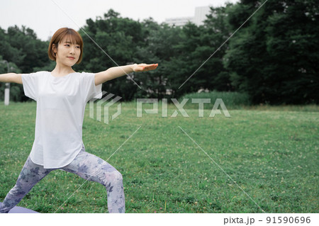 パークヨガ　戦士のポーズ2 91590696