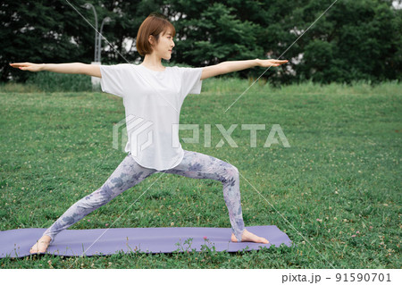 パークヨガ 戦士のポーズ2 パークヨガ 戦士のポーズ2 91590701