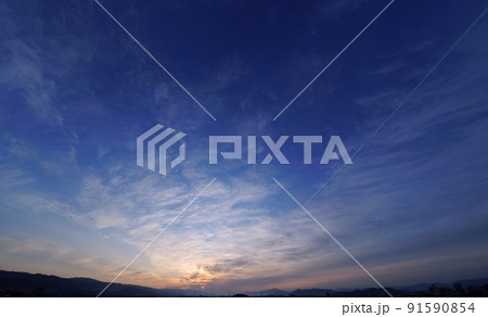 多様な上層雲と飛行機雲が現れた初夏の朝空・超広角・220502am・空主体 多様な上層雲と飛行機雲が現れた初夏の朝空・超広角・220502am・空主体 91590854