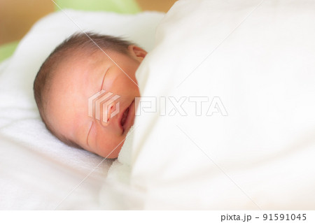 微笑んでいる赤ちゃん　新生児 91591045