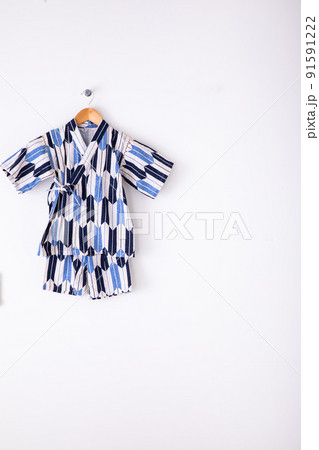 白い壁に掛けられた子供の甚平　Kimono 91591222
