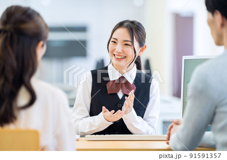 金融　保険　コンサルタント　プランナー　ビジネス　ビジネスマン　オフィス 91591357