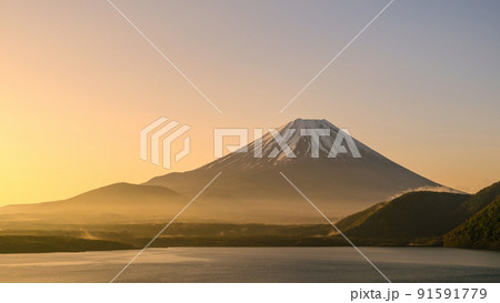 夜明けの本栖湖と富士山 91591779