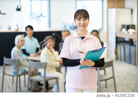 女性介護士、女性、成人女性、女、お姉さん、20代、30代、若い、制服、介護スタッフ、女性スタッフ 91592220