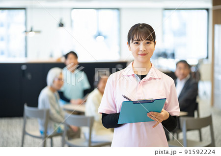 女性介護士、女性、成人女性、女、お姉さん、20代、30代、若い、制服、介護スタッフ、女性スタッフ 女性介護士、女性、成人女性、女、お姉さん、20代、30代、若い、制服、介護スタッフ、女性スタッフ 91592224