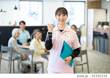 女性介護士、女性、成人女性、女、お姉さん、20代、30代、若い、制服、介護スタッフ、女性スタッフ 91592226