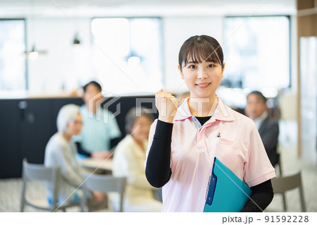 女性介護士、女性、成人女性、女、お姉さん、20代、30代、若い、制服、介護スタッフ、女性スタッフ 91592228