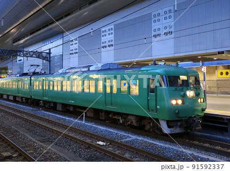 夕刻の京都駅に停車する柘植行きの117系電車 夕刻の京都駅に停車する柘植行きの117系電車 91592337