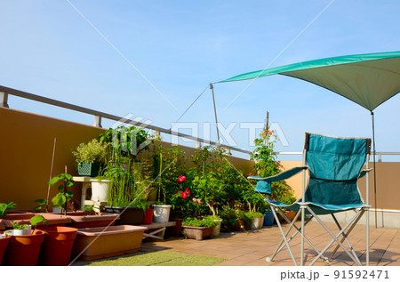 キャンプ用品を使って、夏のルーフバルコニーを楽しむ キャンプ用品を使って、夏のルーフバルコニーを楽しむ 91592471
